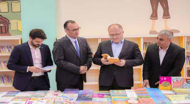 Sivas Belediyesi, kütüphaneye 500 kitap bağışladı