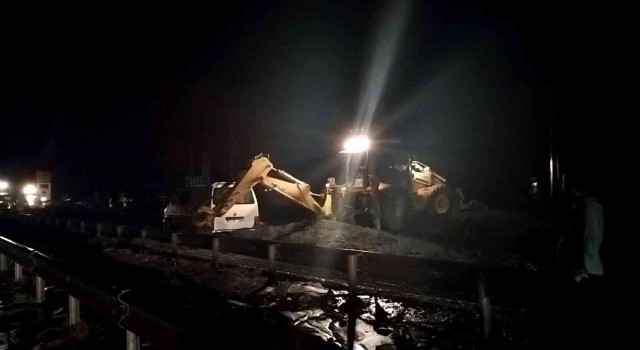 Sivas Valisi Dr. Şimşek selden etkilenen Gemerekte incelemelerde bulunuyor
