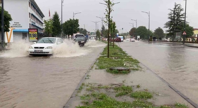 Sivası sağanak vurdu, hayat felç oldu