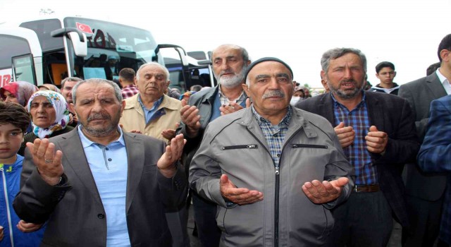 Sivaslı hacı adayları dualarla kutsal topraklara uğurlandı