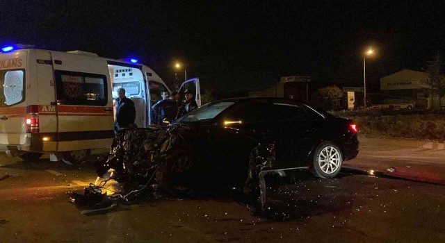 Sivasta hafif ticari araç ve otomobil çarpıştı: 1i ağır 5 yaralı