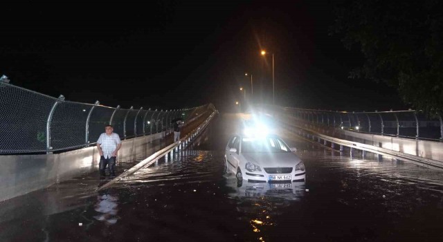 Sivasta sağanak yağış hayatı olumsuz etkiledi
