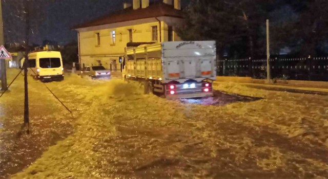 Sivasta sağanak yağış su baskınlarına neden oldu