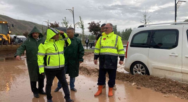Sivasta şiddetli yağış hayatı felç etti, bazı ev ve iş yerlerini su bastı