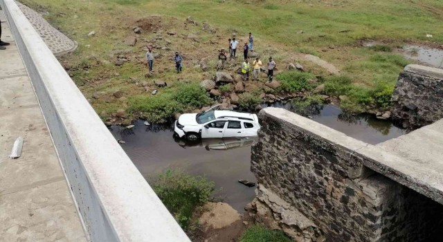 Siverekte otomobil köprüden düştü: 1 yaralı
