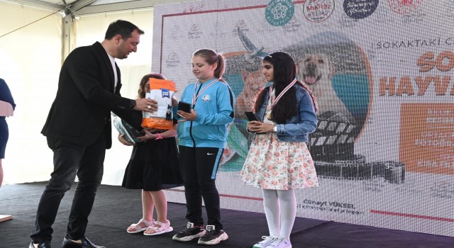 Sokak hayvanları temalı yarışmada ödüller verildi