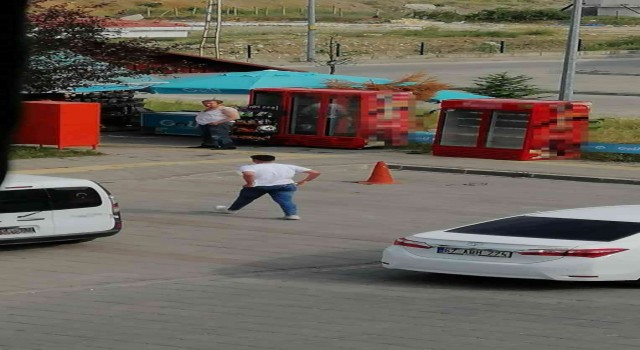 Sokak ortasında doktorla esnaf kavga etti