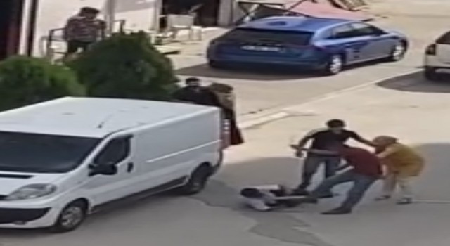 Sokak ortasında kafasında sopa kırıldı, o anlar kamerada