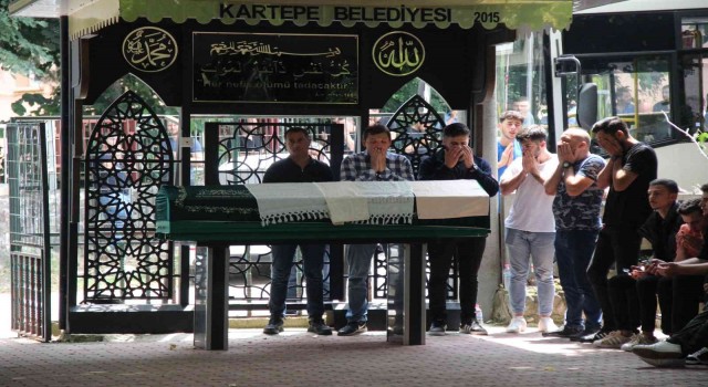 Sokak ortasında silahla vurularak öldürülen genç toprağa verildi