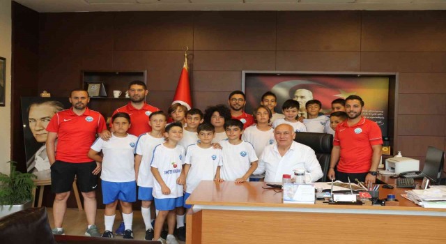 Söke Belediye Başkanı Tuncelden minik futbolculara milli maç jesti