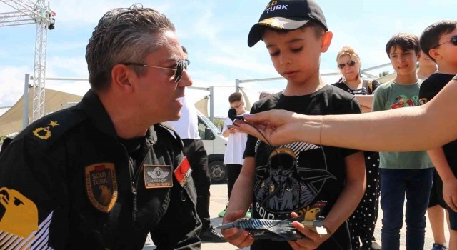 SOLOTÜRK hayranı minik Çınar, pilotluk hayali için 10 yıl sonrasına sözleşti