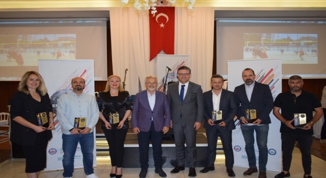 Spor Şenliklerinde görev alanlara teşekkür plaketi