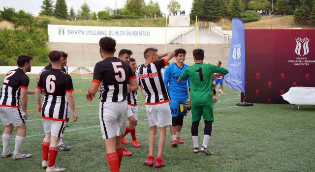 SUBÜ futbol turnuvası tamamlandı: Dereceye giren takımlar kupalarını kaldırdı