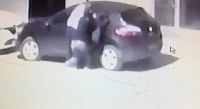 Sultanbeylide gece vakti otomobilden para ve giysi çaldılar