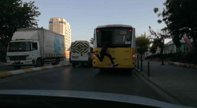 Sultanbeylide İETT otobüsüne takılan patenli gençten tehlikeli hareketler