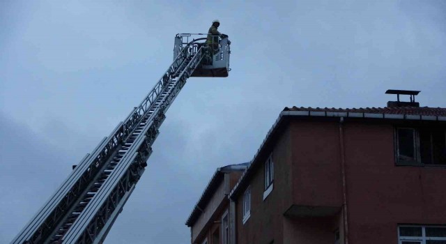 Sultanbeylide korkutan çatı yangını