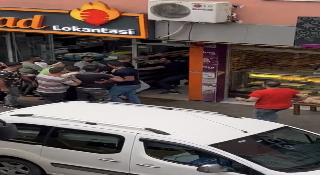 Sultanbeylide parasını ödemeyen müşteri ile lokanta çalışanları arasında kavga