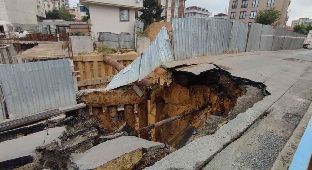 Sultangazide inşaat alanı yanındaki yol çöktü