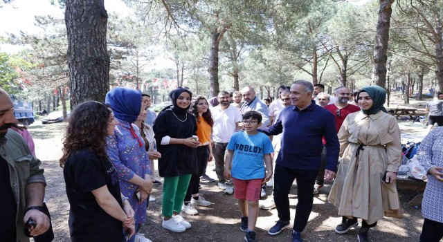 Sultangazide liseli öğrencilerin mezuniyet sevinci