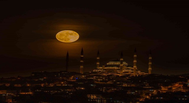 Süper Ayın Çamlıca Camii ile buluşması görsel şölen yaşattı