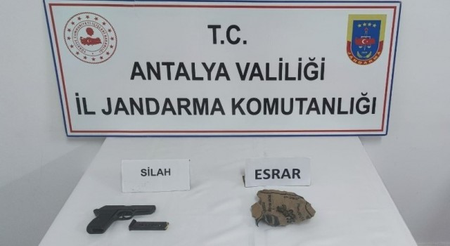 Şüpheli şahısların üzerinde ruhsatsız tabanca ve esrar bulundu