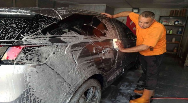 Suriyeden gelen toz fırtınası oto yıkamacıları sevindirdi