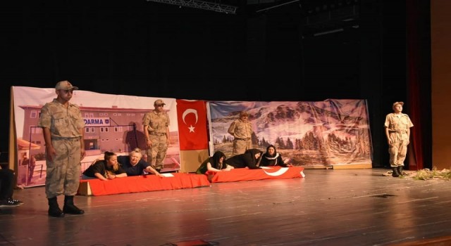 Tabuttaki Asker tiyatro gösterisi sahnelendi