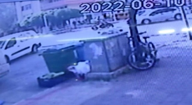 Takip mesafesini korumayan motosiklet kaza yapan araçlara çarptı