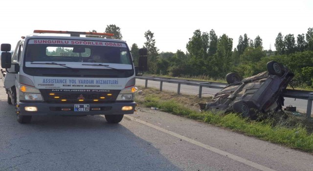 Takla atan otomobil refüje devrildi: 3 yaralı