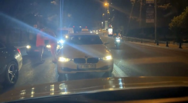 Taksimde trafikte maganda dehşeti: Camdan sarkıp vuramayınca, inip taksiciye saldırdı