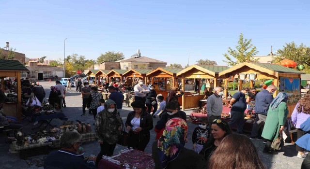 Talasın vazgeçilmezi ‘Antika Pazarı hız kesmeden devam