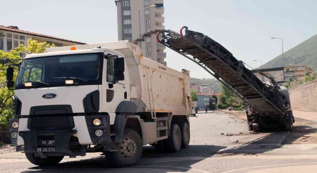 Talasta asfalt yenileniyor, sökülenler altyapı oluyor