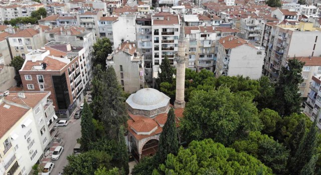 Tarihe meydan okuyan cami rutubete yenik düşüyor
