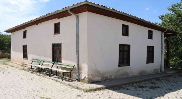 Tarihi camii restorasyon bekliyor.