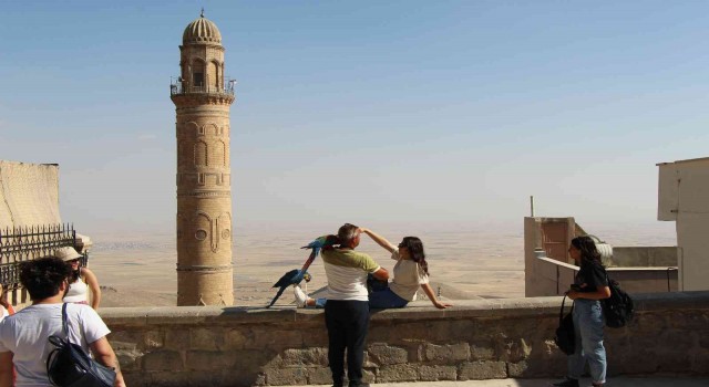 Tarihi kent Mardin, sıcak havaya rağmen turist ağırlamaya devam ediyor