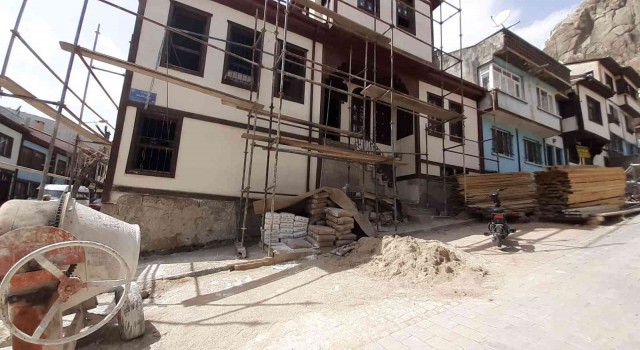 Tarihi konaklarda restorasyon çalışmaları sürüyor