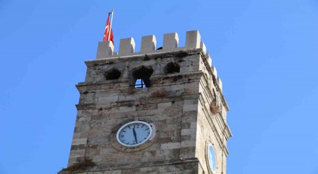 Tarihi saat kulesinin restorasyonunda orijinal saatinin yerinde başka saat tespit edildi