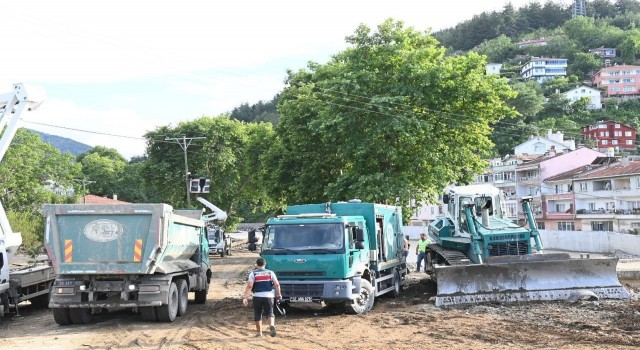 Tarım ve Orman Bakanlığı sel felaketinden etkilenen bölgelerde vatandaşın yanında