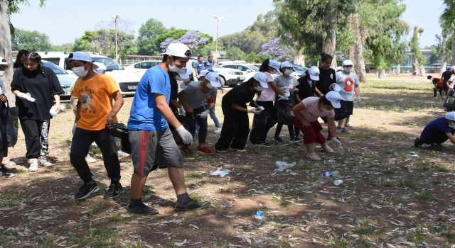 Tarsusta 350 öğrenci çevre temizliği yaptı