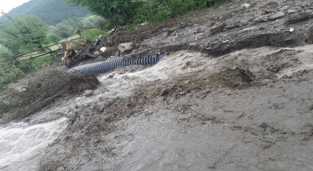 Taşköprüde sağanak yağış: Yollar zarar gördü