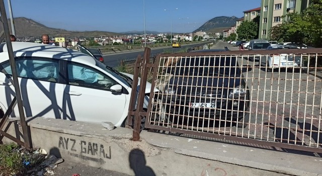 Tatvanda 2 kişinin yaralandığı kaza anı kameralara yansıdı