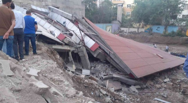 Tatvanda hasar gören bina çöktü