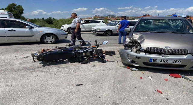 Tavşanlıda motosiklet ile otomobil çarpıştı: 2 yaralı
