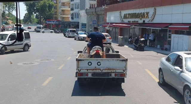 Tekirdağda ilginç yolculuk: Motosiklet asfaltta değil, kamyon kasasında