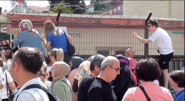Tekirdağda sınav heyecanı: Çocuklarını görmek için tellere tırmandılar