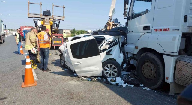 TEM Otoyolunda iki tır bir otomobilin karıştığı kazada 5 kişi yaralandı