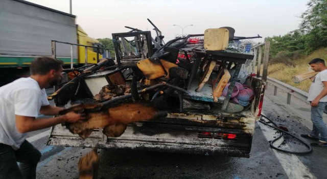 TEMde araç yangını: Kamyonetteki ahşap malzemeler küle döndü