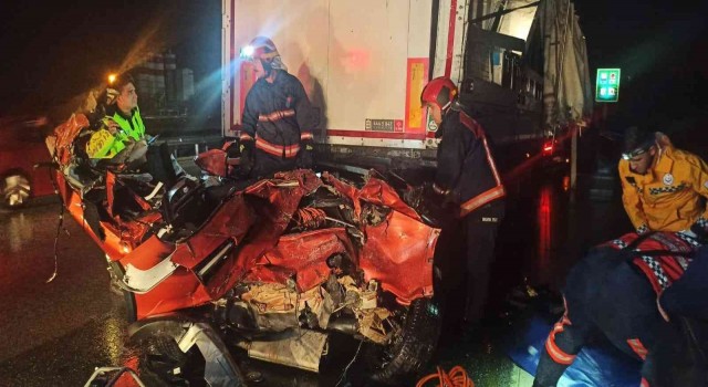 TEMde feci kaza, tırın altına giren otomobil hurdaya döndü: 1 ölü, 2 yaralı