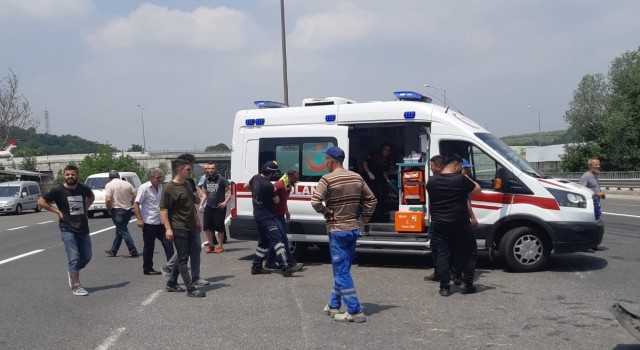 TEMde kamyon ve minibüs çarpıştı: 5 yaralı