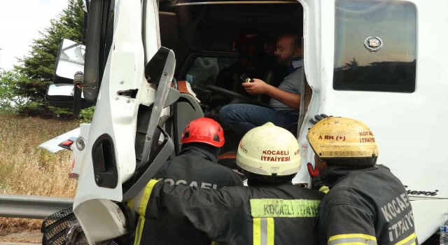 TEMde kamyona arkadan çarpan tırın sürücüsü araçta sıkıştı
